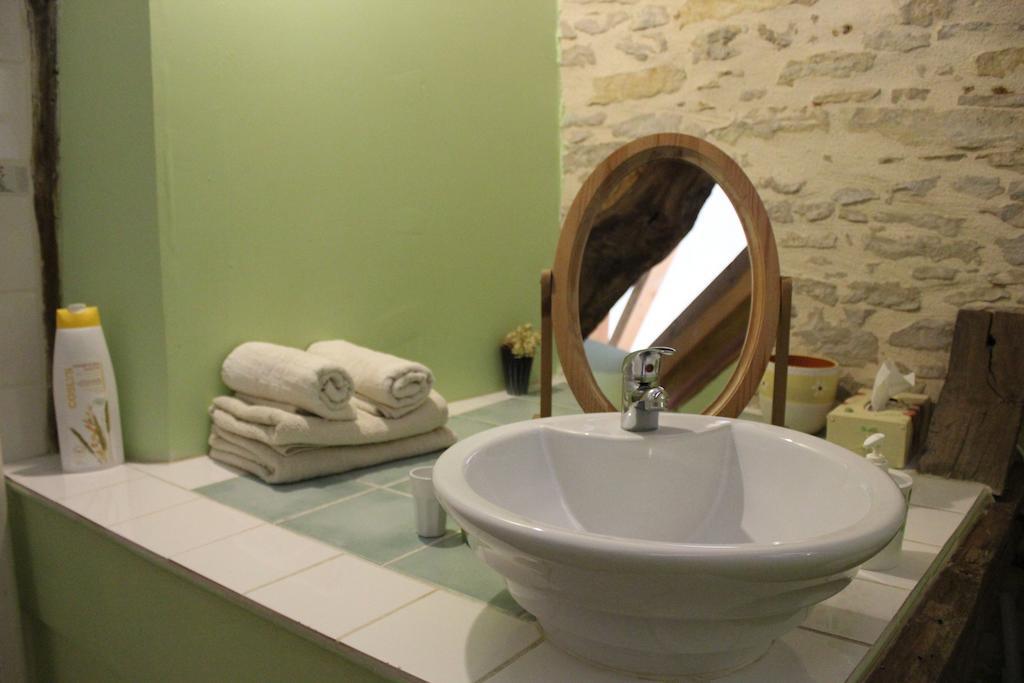 Bed and Breakfast La Bicyclette Fleurie Villemoirieu Zimmer foto