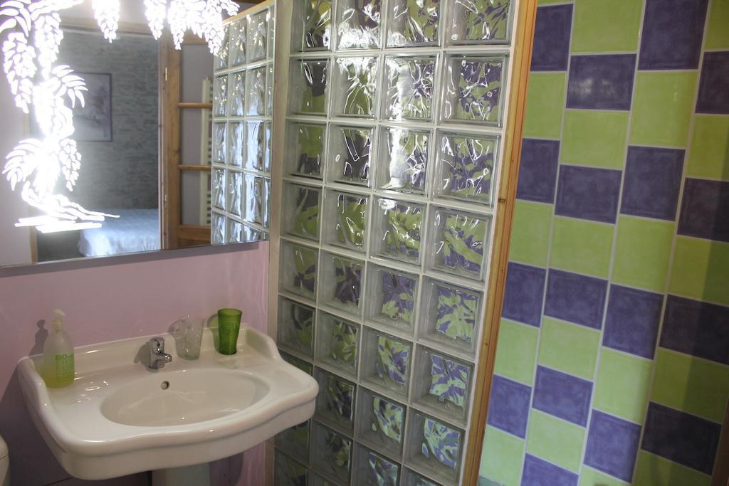 Bed and Breakfast La Bicyclette Fleurie Villemoirieu Zimmer foto